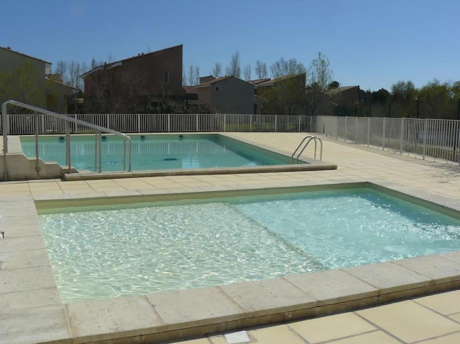 Le Petit Bonheur - Place Parking Privee - Clim - Terrasse - Piscine Partagee - Proche Parc Spirou Saint-Saturnin-les-Avignon Екстер'єр фото