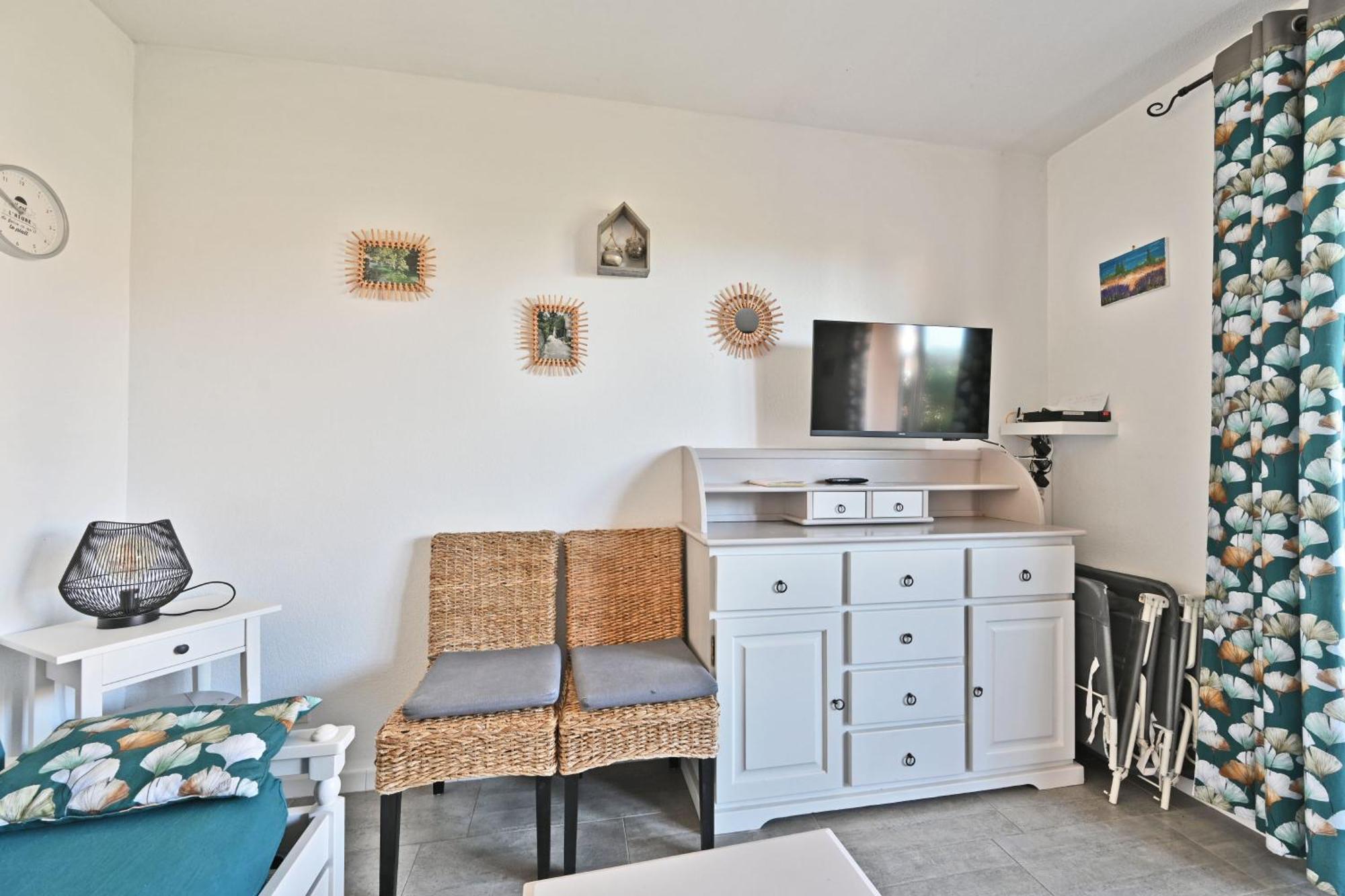 Le Petit Bonheur - Place Parking Privee - Clim - Terrasse - Piscine Partagee - Proche Parc Spirou Saint-Saturnin-les-Avignon Екстер'єр фото
